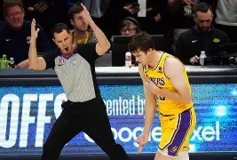 开元官网登录入口湖人球星三分绝杀，全场观众热烈欢呼，全部那个广告不是电脑.的简单介绍